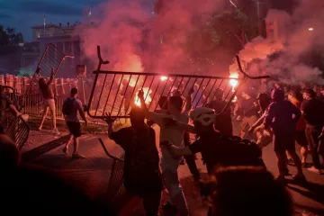 Beograd potonuo u kaos! Nakon velikog prosvjeda eruptirali neredi, odjekuju eksplozije: Krenula i uhićenja
