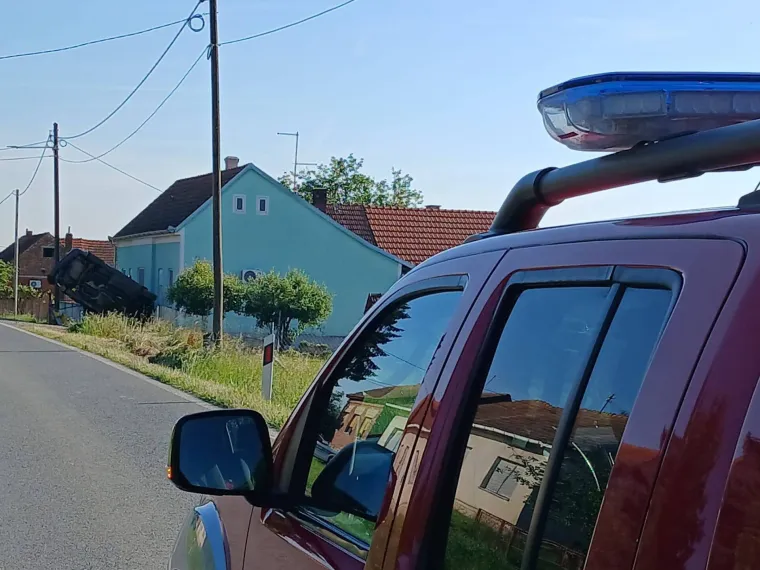 Auto zavr&scaron;io u kući! Vatrogasci objavili nevjerojatne fotografije, vozač sam iza&scaron;ao?!