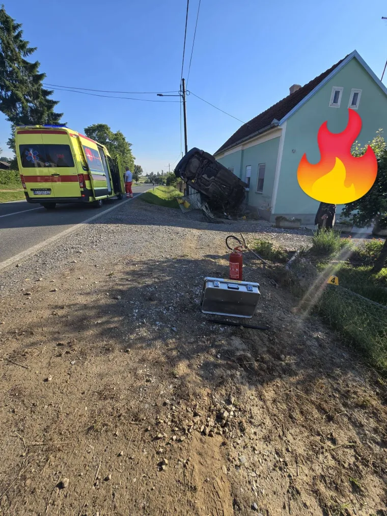 Auto zavr&scaron;io u kući! Vatrogasci objavili nevjerojatne fotografije, vozač sam iza&scaron;ao?!