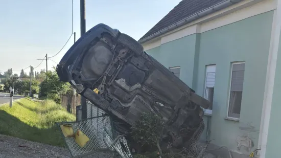 Auto zavr&scaron;io u kući! Vatrogasci objavili nevjerojatne fotografije, vozač sam iza&scaron;ao?!