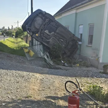 Auto zavr&scaron;io u kući! Vatrogasci objavili nevjerojatne fotografije, vozač sam iza&scaron;ao?!