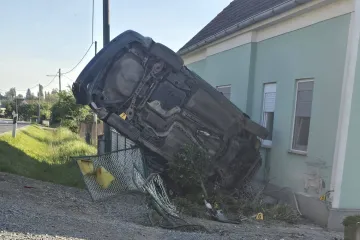 Auto zavr&scaron;io u kući! Vatrogasci objavili nevjerojatne fotografije, vozač sam iza&scaron;ao?!