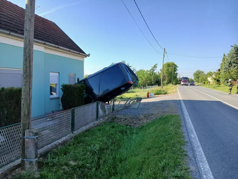 Auto zavr&scaron;io u kući! Vatrogasci objavili nevjerojatne fotografije, vozač sam iza&scaron;ao?!