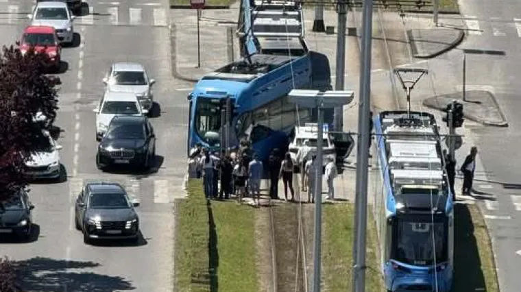 Tramvaj udario u policijski automobil u Zagrebu pa izletio s tračnica: Ljudi su vri&scaron;tali