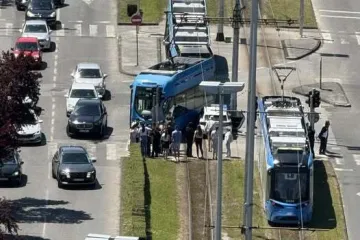 Tramvaj udario u policijski automobil u Zagrebu pa izletio s tračnica: Ljudi su vri&scaron;tali