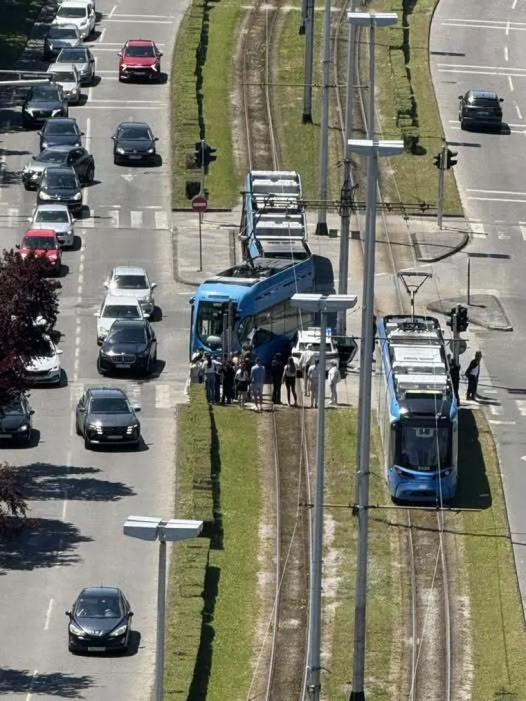 Tramvaj udario u policijski automobil u Zagrebu pa izletio s tračnica: Ljudi su vri&scaron;tali