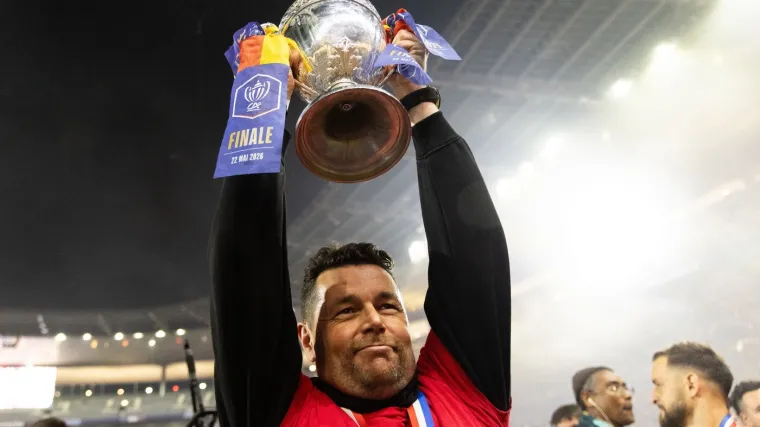 Skoro sru&scaron;io PSG, pa dobio novi ugovor: Pierre Sage ostaje na klupi Lensa