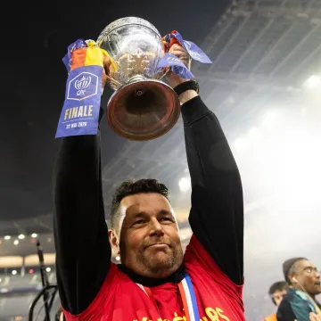 Skoro sru&scaron;io PSG, pa dobio novi ugovor: Pierre Sage ostaje na klupi Lensa