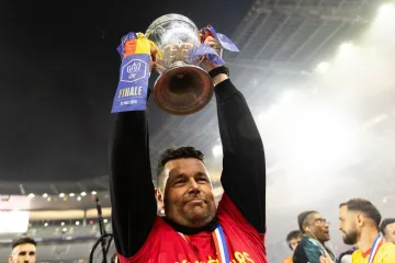 Skoro sru&scaron;io PSG, pa dobio novi ugovor: Pierre Sage ostaje na klupi Lensa