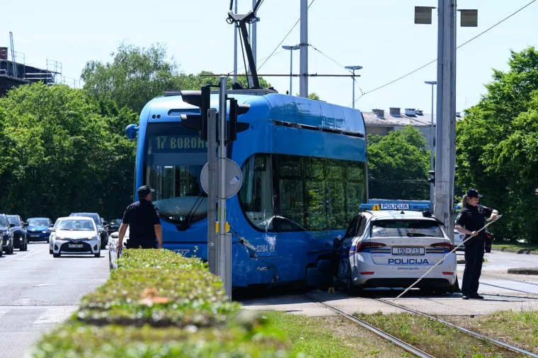 Tramvaj udario u policijski automobil u Zagrebu pa izletio s tračnica: Ljudi su vri&scaron;tali