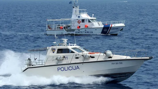 Drama kod Žirja usred noći: Kapetan namjerno nasukao katamaran, evakuirano devetero ljudi