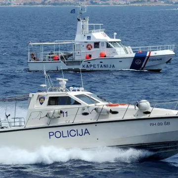 Drama kod Žirja usred noći: Kapetan namjerno nasukao katamaran, evakuirano devetero ljudi