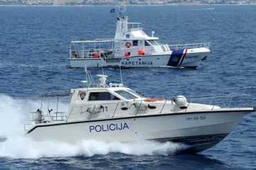 Drama kod Žirja usred noći: Kapetan namjerno nasukao katamaran, evakuirano devetero ljudi
