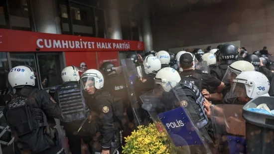 Turska na rubu novog političkog kaosa? Policija suzavcem upala u sjedi&scaron;te oporbe: 'Napadnuti smo'