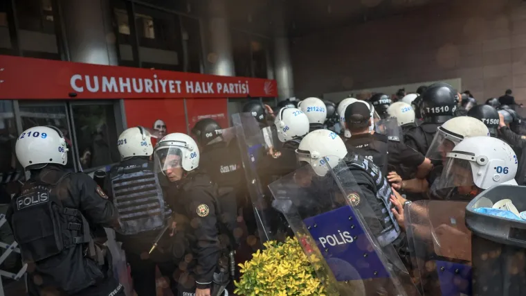 Turska na rubu novog političkog kaosa? Policija suzavcem upala u sjedi&scaron;te oporbe: 'Napadnuti smo'