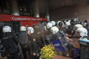 Turska na rubu novog političkog kaosa? Policija suzavcem upala u sjedi&scaron;te oporbe: 'Napadnuti smo'