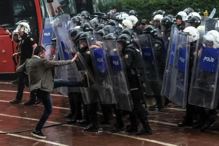 Turska na rubu novog političkog kaosa? Policija suzavcem upala u sjedi&scaron;te oporbe: 'Napadnuti smo'