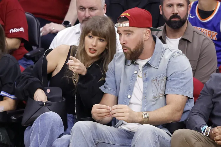 Taylor Swift i Travis Kelce nikad zaljubljeniji: Izmjenjivali poljupce na utakmici Knicksa