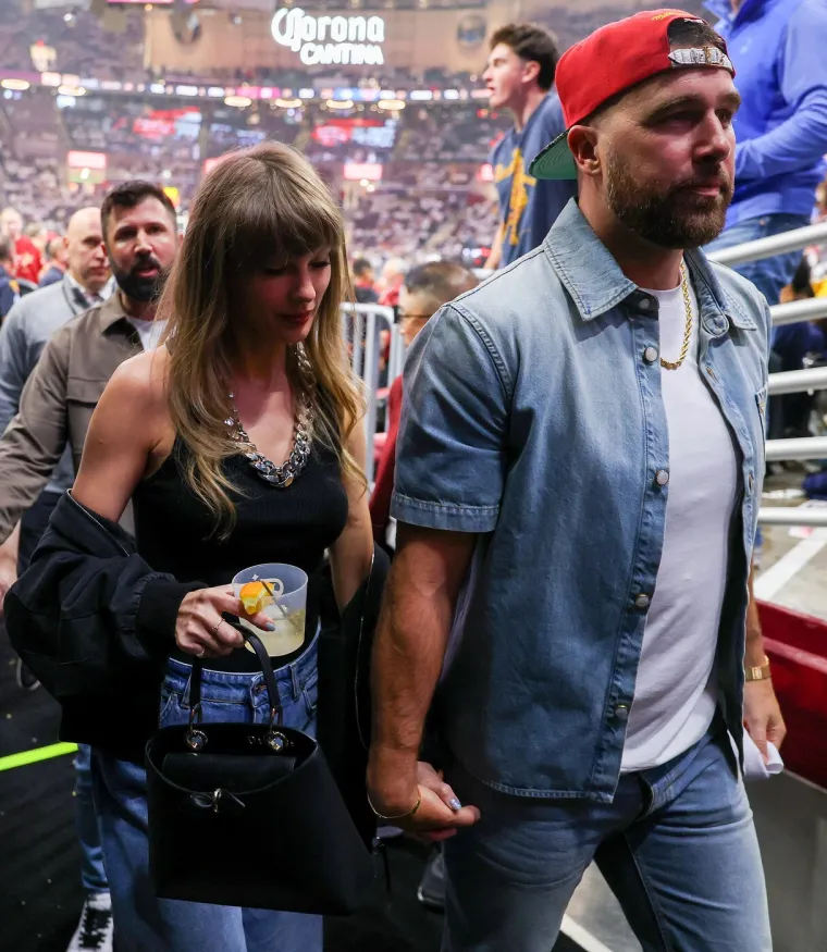 Taylor Swift i Travis Kelce nikad zaljubljeniji: Izmjenjivali poljupce na utakmici Knicksa