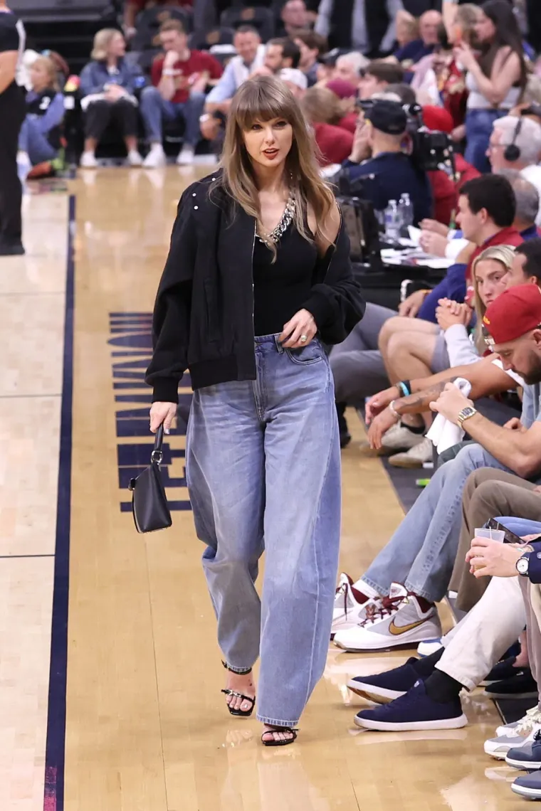 Taylor Swift i Travis Kelce nikad zaljubljeniji: Izmjenjivali poljupce na utakmici Knicksa