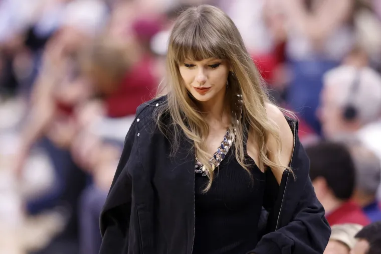 Taylor Swift i Travis Kelce nikad zaljubljeniji: Izmjenjivali poljupce na utakmici Knicksa