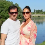 Sunčan dan izmamio &scaron;etače van, a posebnu pažnju plijenila je zgodna brineta u cvjetnoj haljini