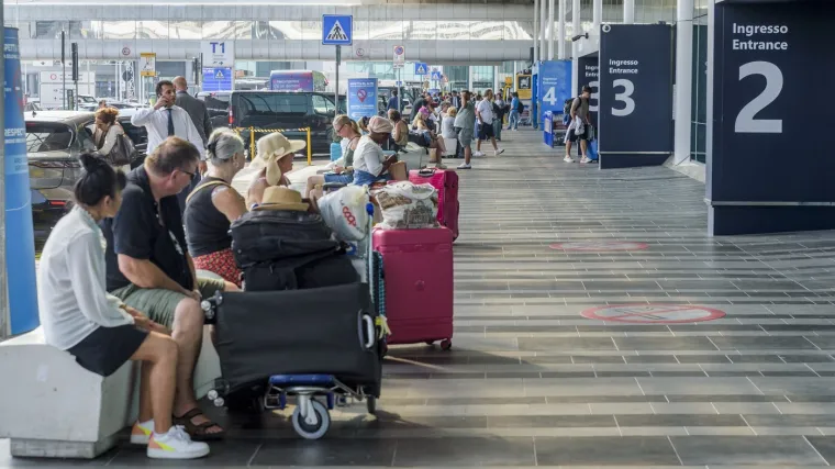 Drama na letu iznad Jadrana: Avion naglo promijenio smjer zbog prijenosnog punjača, putnici zbrinuti u Rimu
