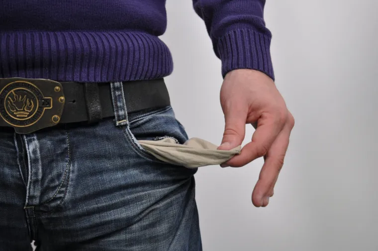 Od velikih tro&scaron;kova do ka&scaron;njenja plaća: Ove znakove čekaju veliki financijski problemi u lipnju