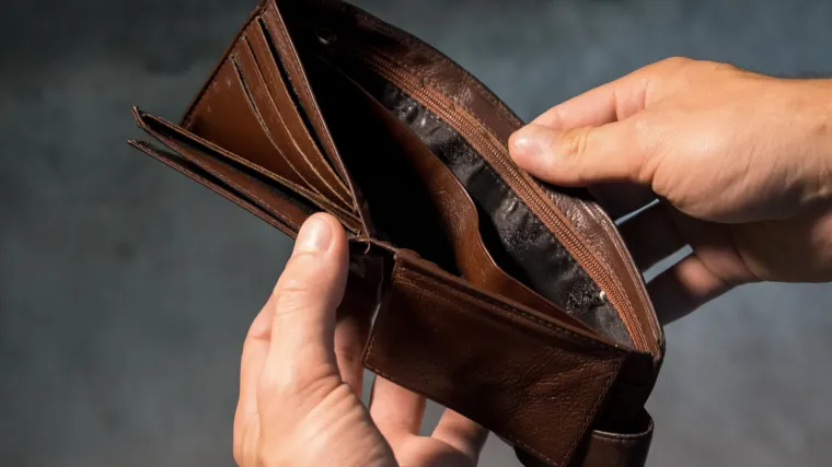 Od velikih tro&scaron;kova do ka&scaron;njenja plaća: Ove znakove čekaju veliki financijski problemi u lipnju