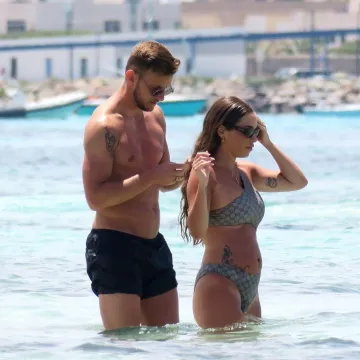 Rakitići u kupaćim izdanjima najavili početak ljeta, a Raquel odu&scaron;evila isklesanom figurom