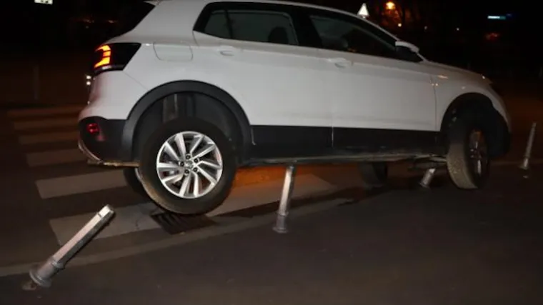 Vozačica sletjela s ceste pa zavr&scaron;ila na stupićima, policija objavila fotografije