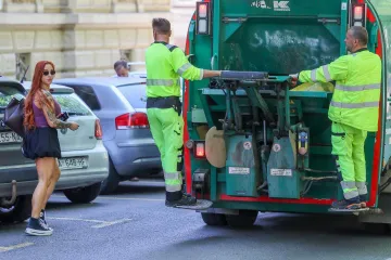 Svi pogledi bili su upereni u nju: Crvenokosa ljepotica u mini suknji zapalila sredi&scaron;te Zagreba