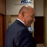 Medved zastao kraj na&scaron;e novinarke pa je nasmijao pitanjem: Pogledajte &scaron;to joj je rekao