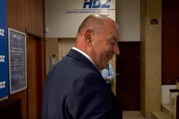 Medved zastao kraj na&scaron;e novinarke pa je nasmijao pitanjem: Pogledajte &scaron;to joj je rekao