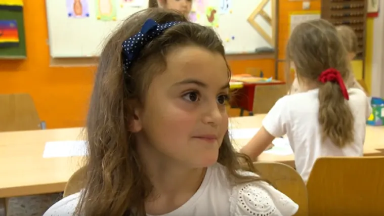 Robot sa &scaron;est ruku &scaron;i&scaron;a, boji kosu i razgovara s mu&scaron;terijama: Ovo je genijalna ideja Glorije (7)
