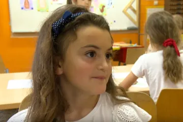 Robot sa &scaron;est ruku &scaron;i&scaron;a, boji kosu i razgovara s mu&scaron;terijama: Ovo je genijalna ideja Glorije (7)