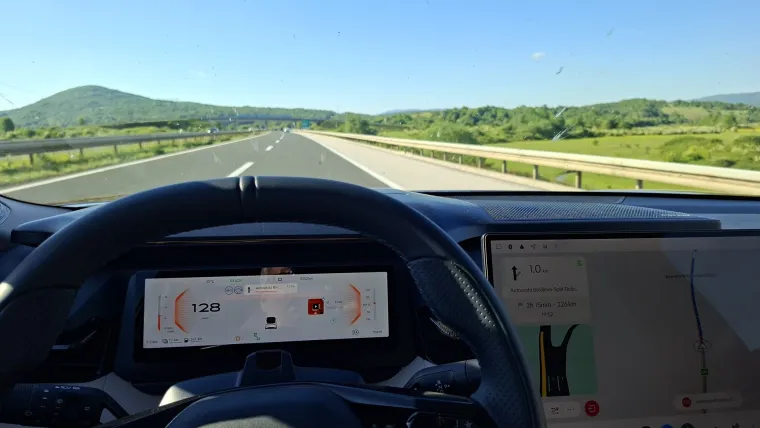Ozbiljno dobar SUV! Vozili smo auto koji ima sve: Tehnologiju, snagu i 1100 km dometa