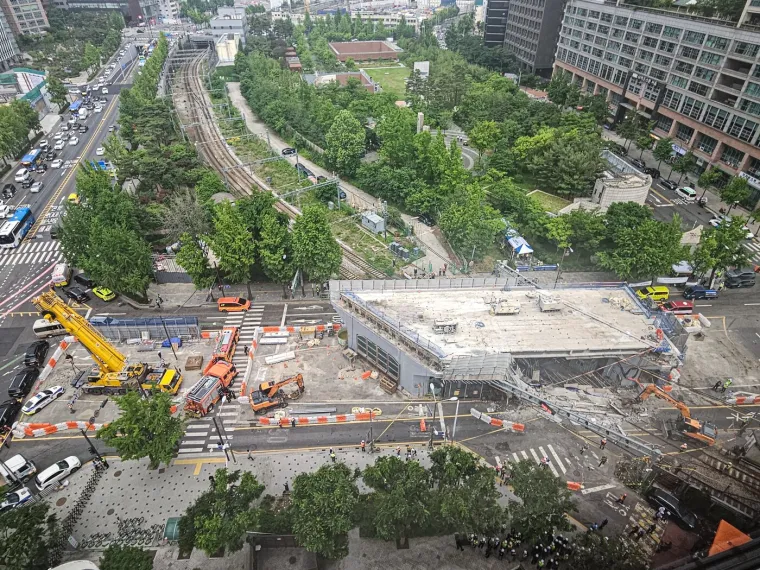 Uru&scaron;io se nadvožnjak u centru grada, troje ljudi poginulo