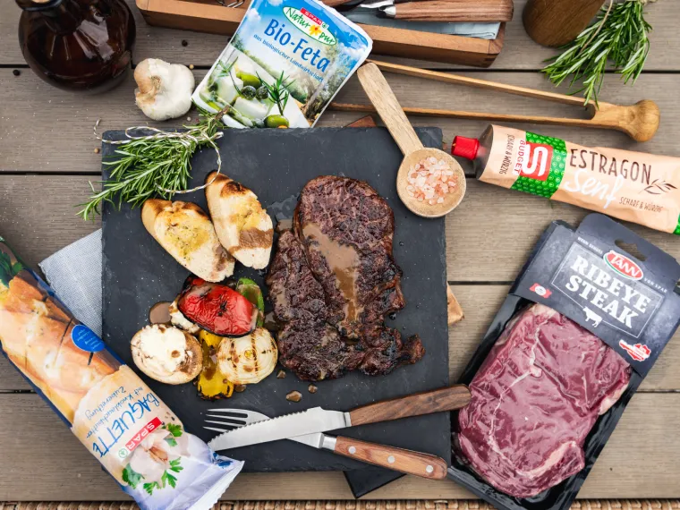 Chef Tomislav &Scaron;piček i Matija Kačan pripremaju premium BBQ za istinske gurmane
