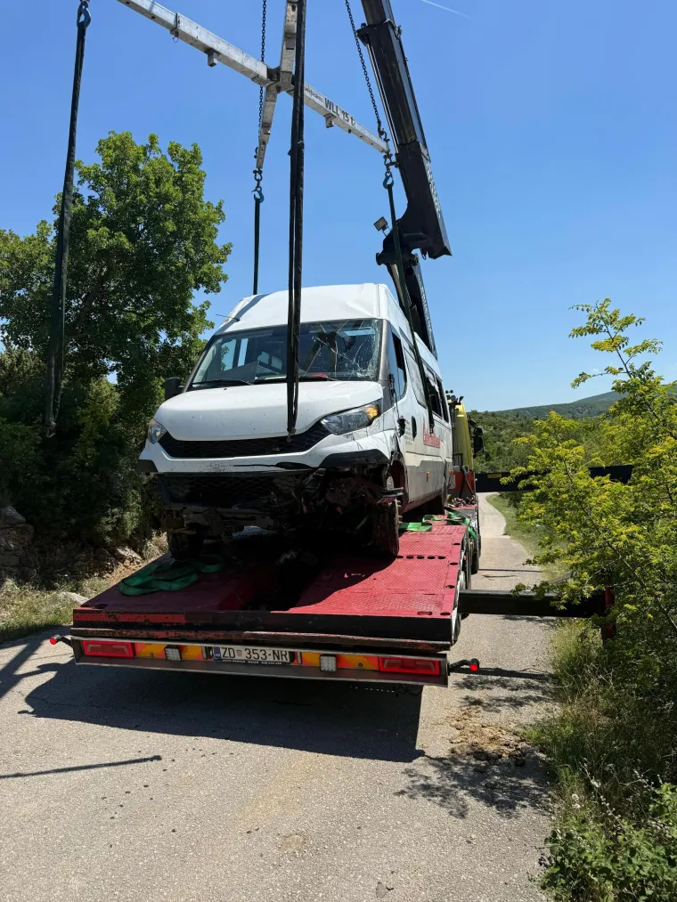 Ovo je autobus u kojem su bila djeca: Donosimo snimke s mjesta nesreće kod Obrovca