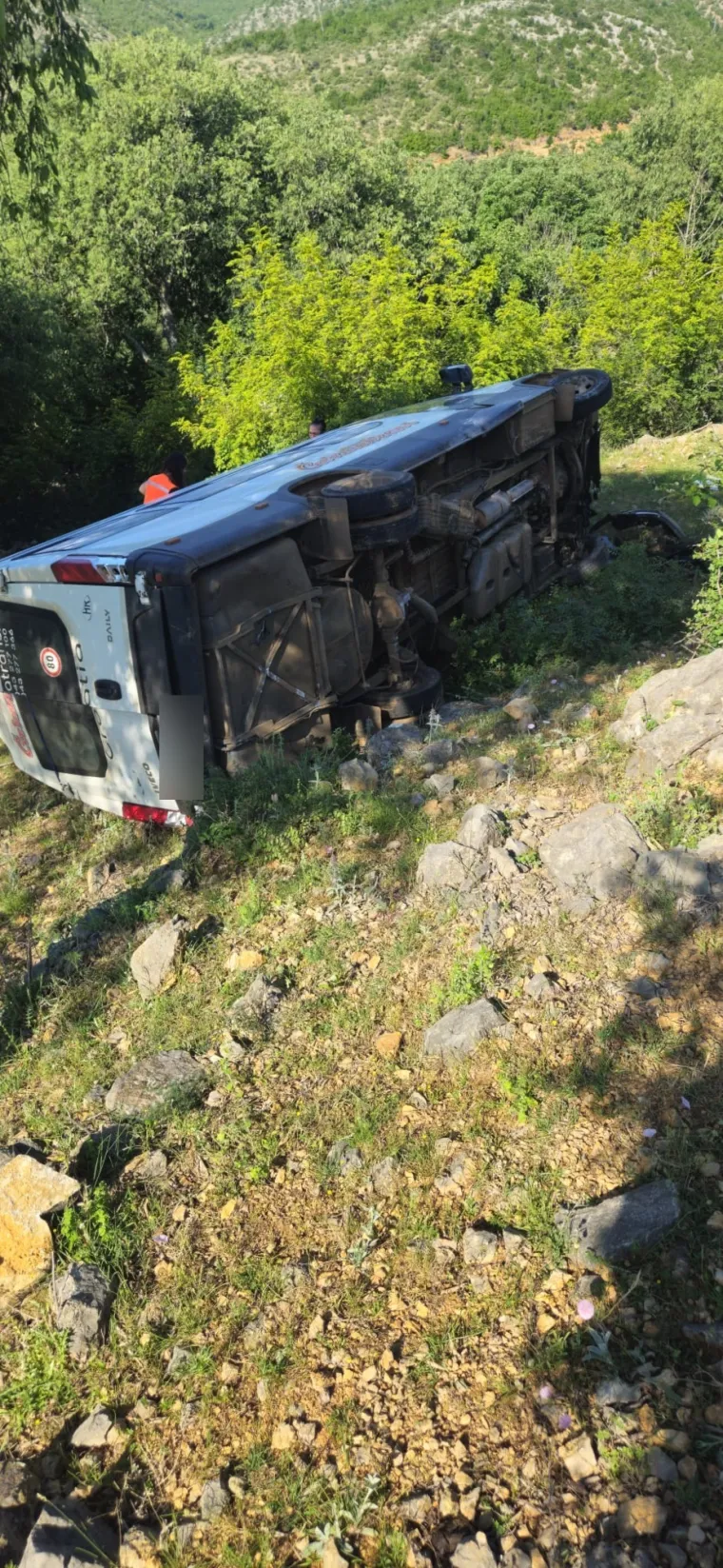 Ovo je autobus u kojem su bila djeca: Donosimo snimke s mjesta nesreće kod Obrovca