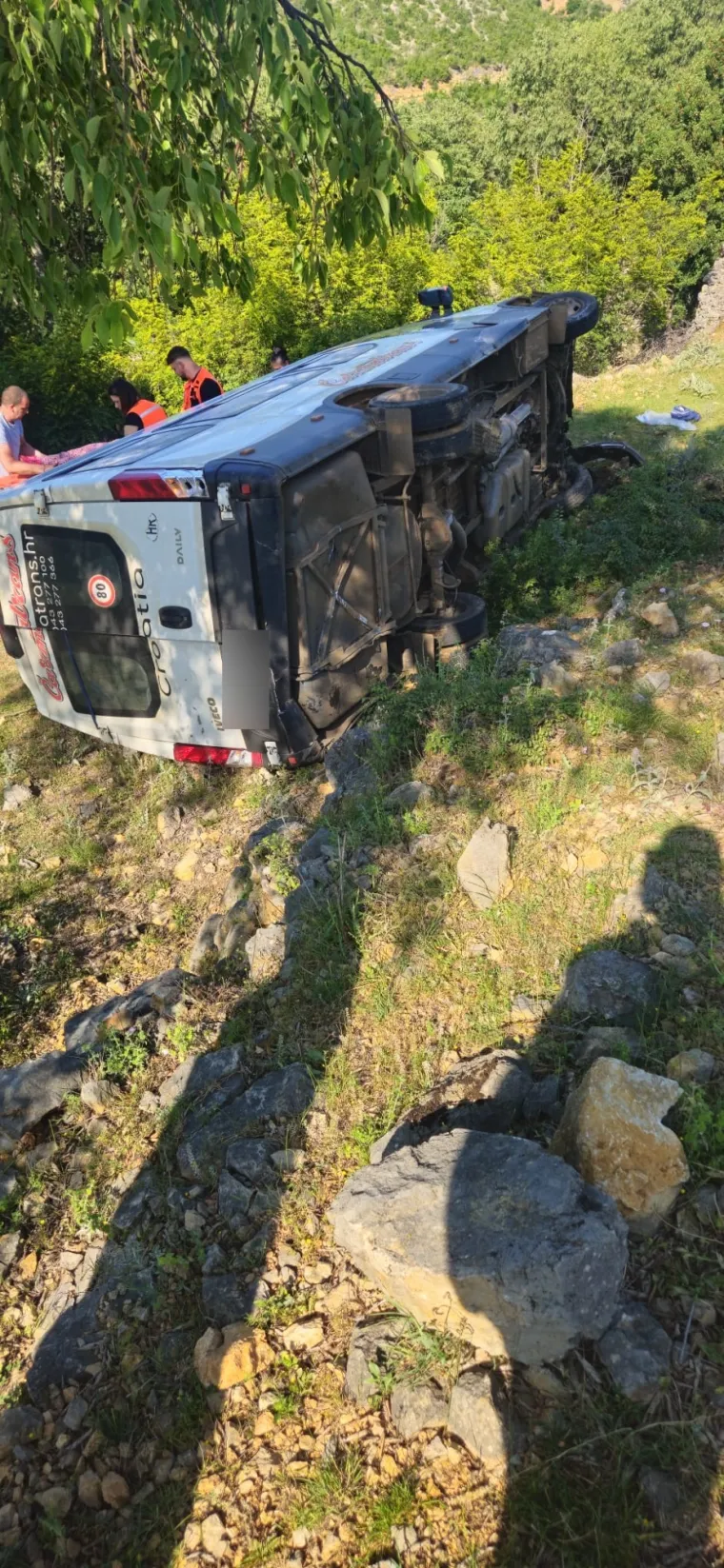 Ovo je autobus u kojem su bila djeca: Donosimo snimke s mjesta nesreće kod Obrovca