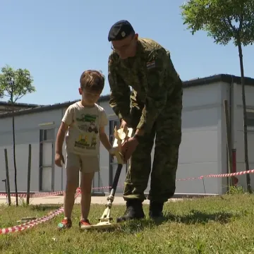 Maleni Stjepan uzeo detektor za metal pa nasmijao vojnike: 'Zabavno je, hajde jo&scaron; jednom!'
