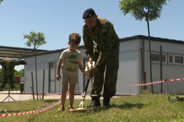 Maleni Stjepan uzeo detektor za metal pa nasmijao vojnike: 'Zabavno je, hajde jo&scaron; jednom!'