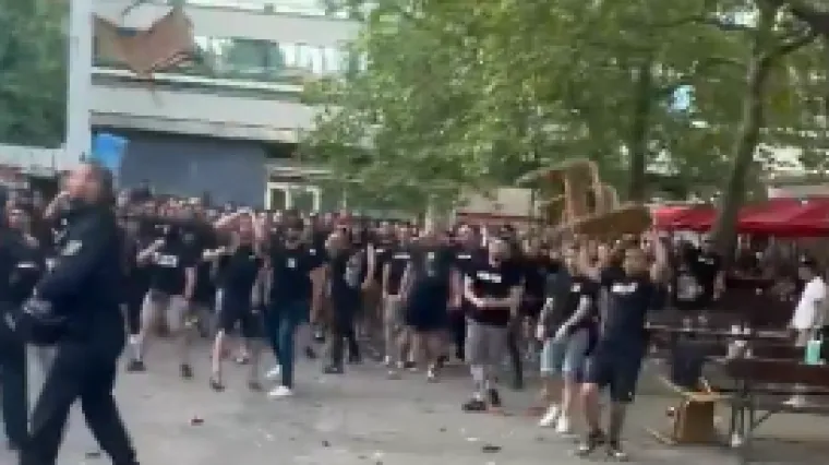 Navijački okr&scaron;aj uoči velikog finala: Letjele ča&scaron;e, tacne, stolice, intervenirala policija