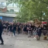 Navijački okr&scaron;aj uoči velikog finala: Letjele ča&scaron;e, tacne, stolice, intervenirala policija