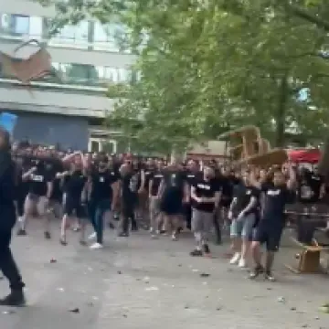 Navijački okr&scaron;aj uoči velikog finala: Letjele ča&scaron;e, tacne, stolice, intervenirala policija