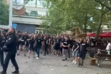 Navijački okr&scaron;aj uoči velikog finala: Letjele ča&scaron;e, tacne, stolice, intervenirala policija