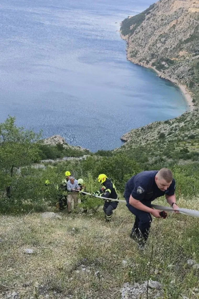 Auto zavr&scaron;io u provaliji dubokoj 150 metara: Vozač se sam izvukao iz vozila
