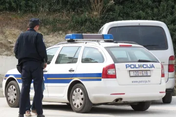 Pijan divljao po kafiću, razbio ča&scaron;u o vlastitu glavu pa krvav bježao od policije